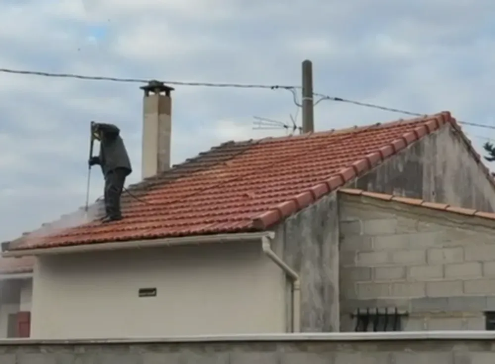 Chantier de nettoyage de toiture sur Beaucaire (3)