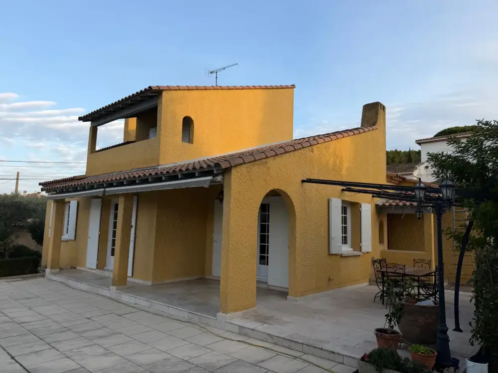 Chantier de nettoyage, de mise en peinture et de réparation de façade sur Beaucaire