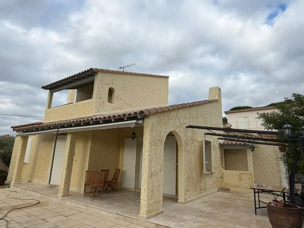 Chantier de nettoyage, de mise en peinture et de réparation de façade sur Beaucaire